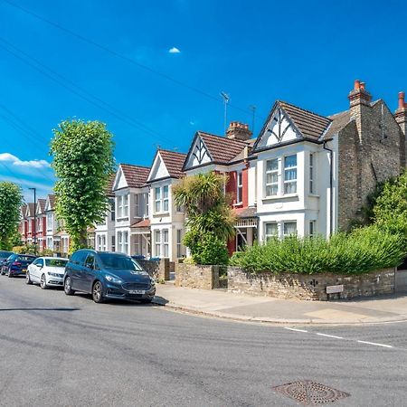 Homely 4-Bedroom Home With 2 Baths & Free Parking London Exterior photo