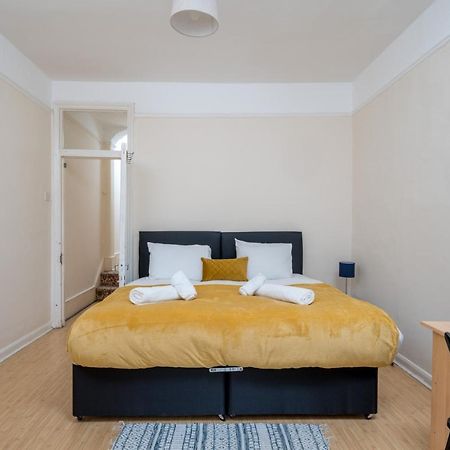 Homely 4-Bedroom Home With 2 Baths & Free Parking London Exterior photo