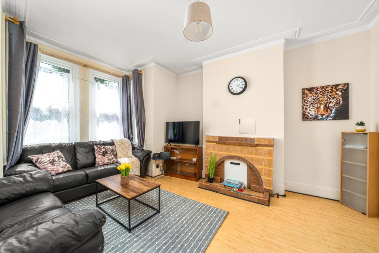 Homely 4-Bedroom Home With 2 Baths & Free Parking London Exterior photo