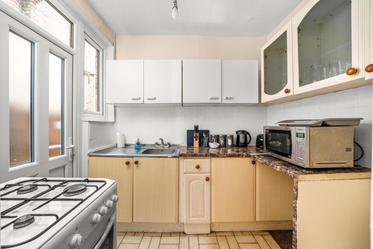 Homely 4-Bedroom Home With 2 Baths & Free Parking London Exterior photo