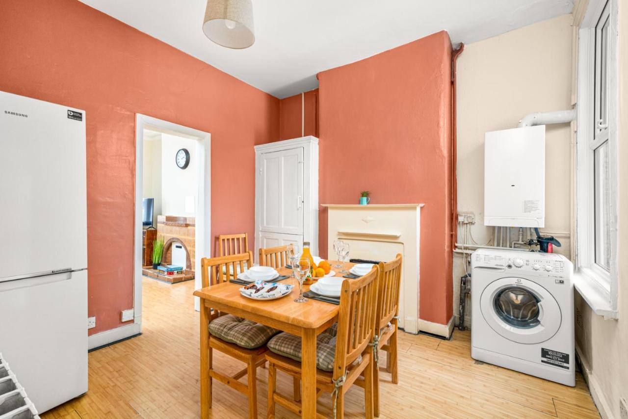 Homely 4-Bedroom Home With 2 Baths & Free Parking London Exterior photo